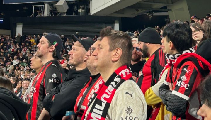 I tifosi del Milan Club di Perth allo stadio durante l'amichevole con il Perth Glory