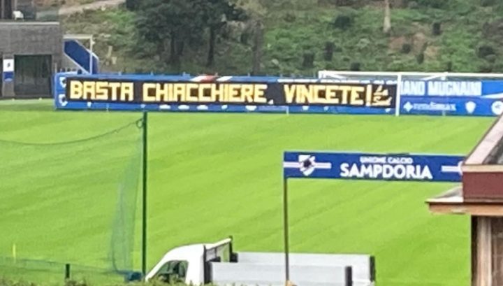 Lo striscione dei tifosi della Sampdoria
