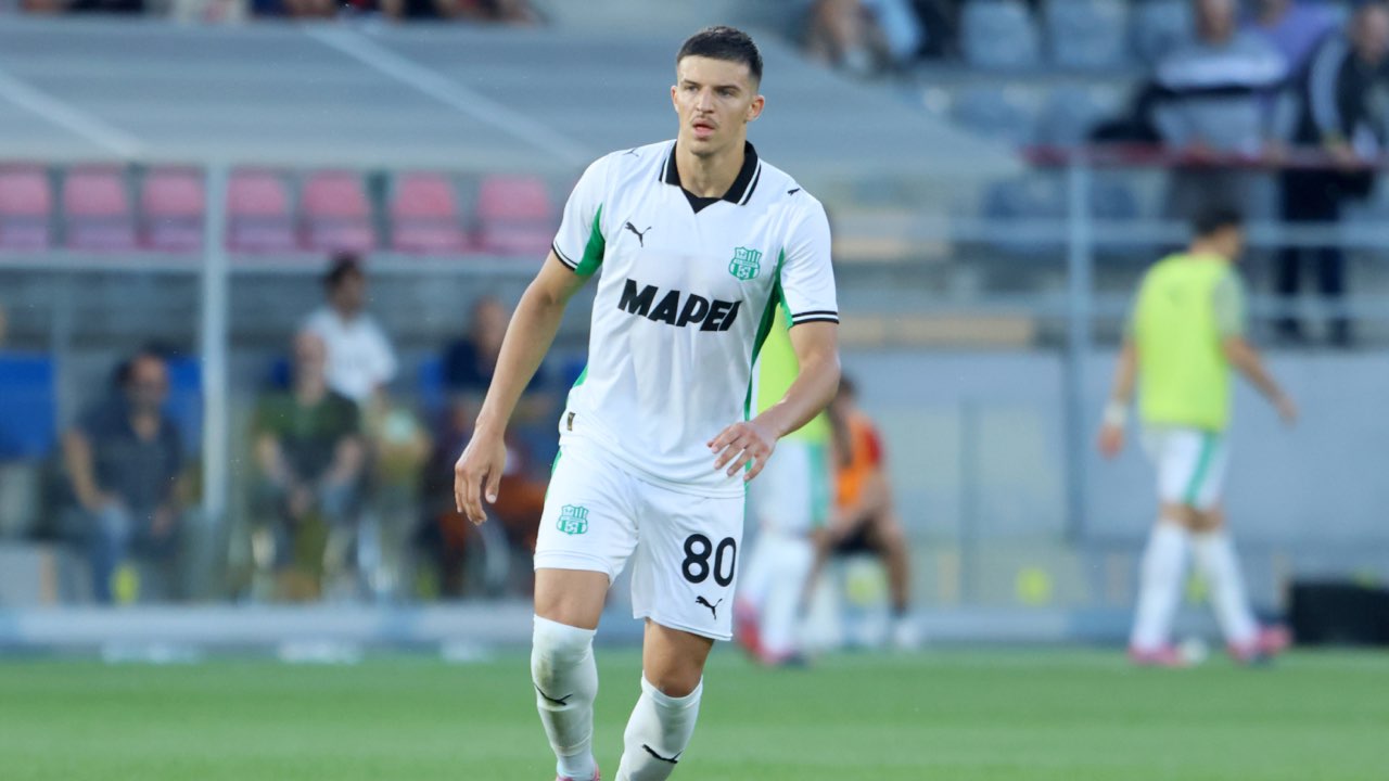 https://gianlucadimarzio.com/wp-content/uploads/2025/10/tarik-muharemovic-sassuolo-imago-copertina.jpg