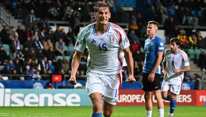 Pio Esposito con la maglia della Nazionale (IMAGO)