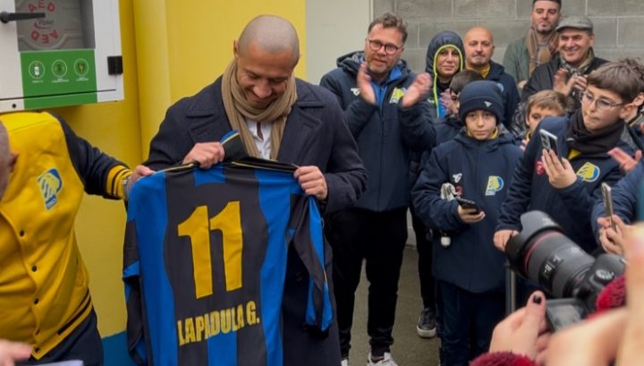 Lapadula, il gesto d’oro e il ritorno alle origini: due defibrillatori in omaggio al Paradiso Collegno