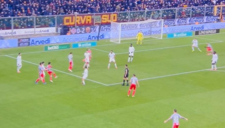 Cremonese, revocato un rigore contro la Roma dopo revisione al VAR: il motivo