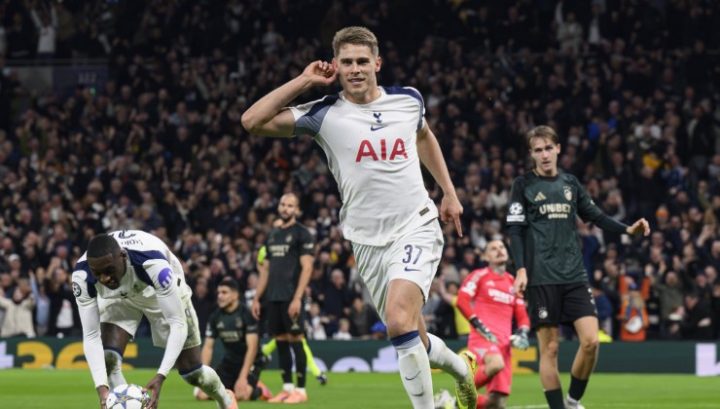 Micky Van De Ven esulta dopo il gol contro il Copenaghen (IMAGO)