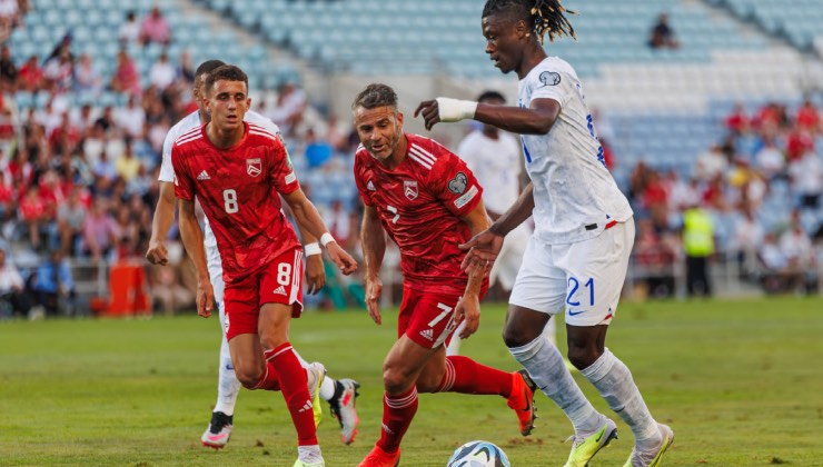Lee Casciaro in azione contro la Francia nelle qualificazioni a Euro 2024 (IMAGO)