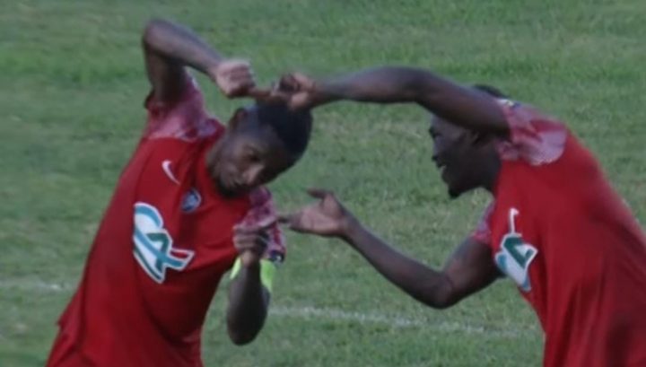 Beauvue con un suo compagno che esulta dopo il gol all'Oissel