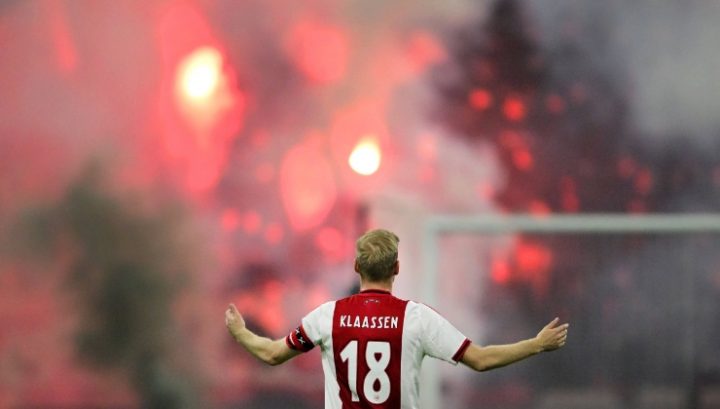 Klaassen davanti ai tifosi durante Ajax-Groningen (Imago)