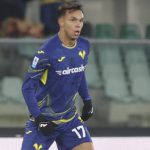 Giovane con la maglia del Verona (Imago)