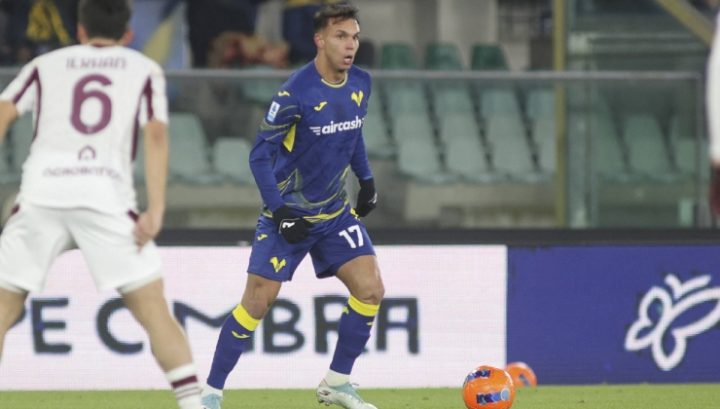 Giovane con la maglia del Verona (Imago)