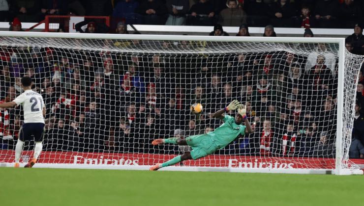 Il rigore di Omari Hutchinson del Nottingham Forest viene parato da Arthur Okonkwo del Wrexham (IMAGO)