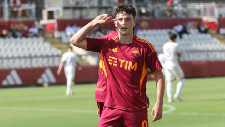 Antonio Arena con la maglia della Roma (Credit: Martina Cutrona)