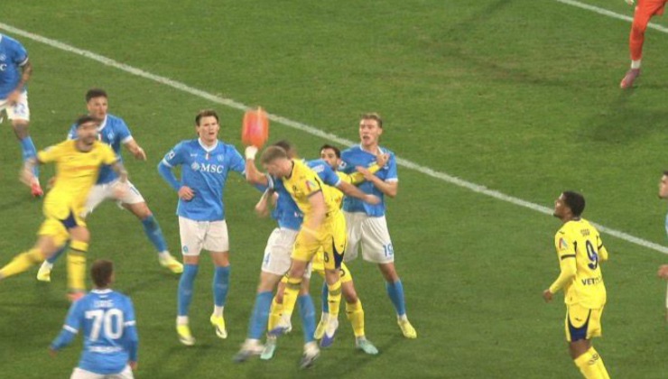 Verona, rigore contro il Napoli dopo On Field Review: fallo di mano di Buongiorno