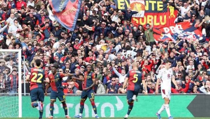 Norton-Cuffy esulta dopo il gol al Torino nel 3-0 del suo Genoa (IMAGO)