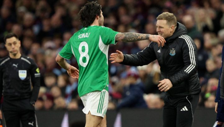 L'abbraccio tra Tonali ed Eddie Howe (IMAGO)