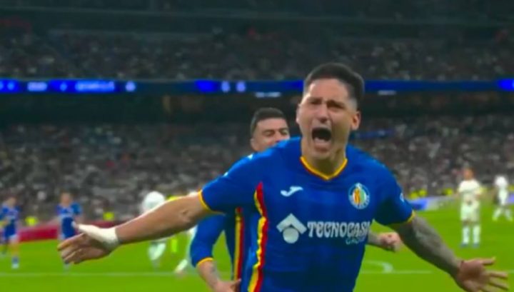 Martin Satriano festeggia l'1-0 segnato al Real Madrid col Getafe