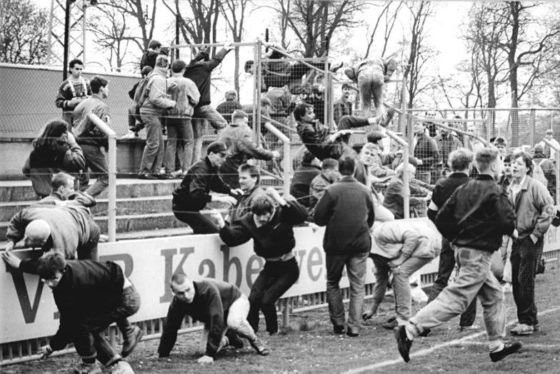 ADN-Pätzold-14.4.90- Schwerin: Leipziger Fans machten sich vor der FDGB-Pokal-Begegnung zwischen dem 1. FC Lok Leipzig und Dynamo Schwerin auf ihre Weise 