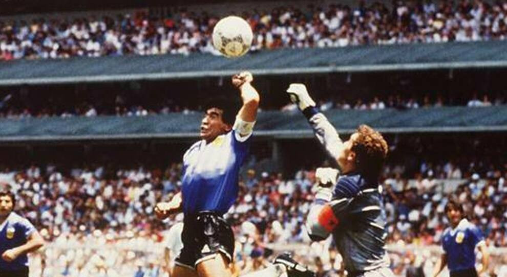 5607809_1919_maradona_manodedios.jpg