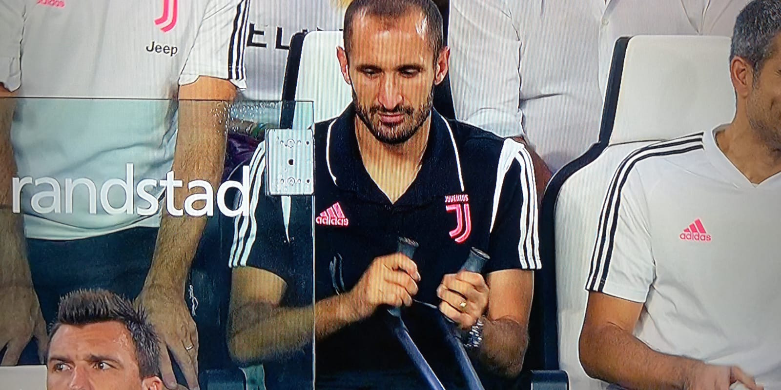 Chiellini panchina stampelle 1 gdm.jpeg