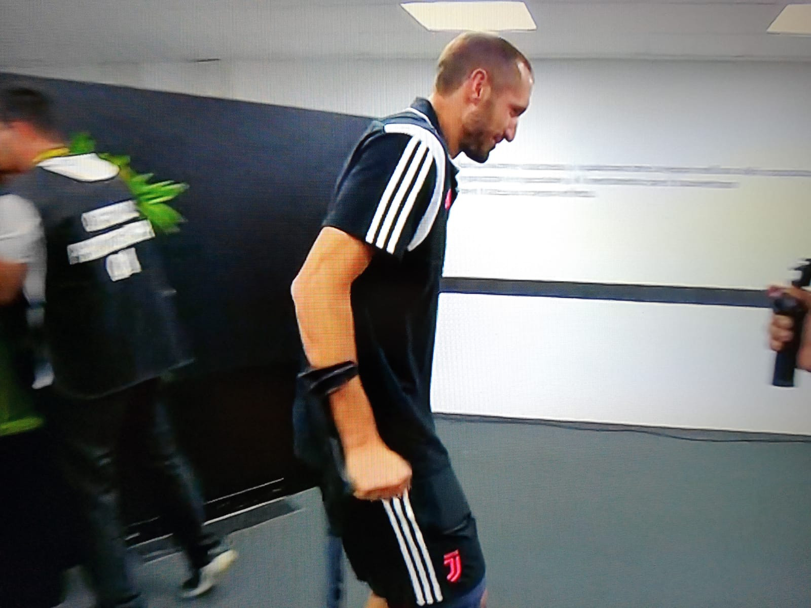 chiellini stampelle 3 gdm.jpeg