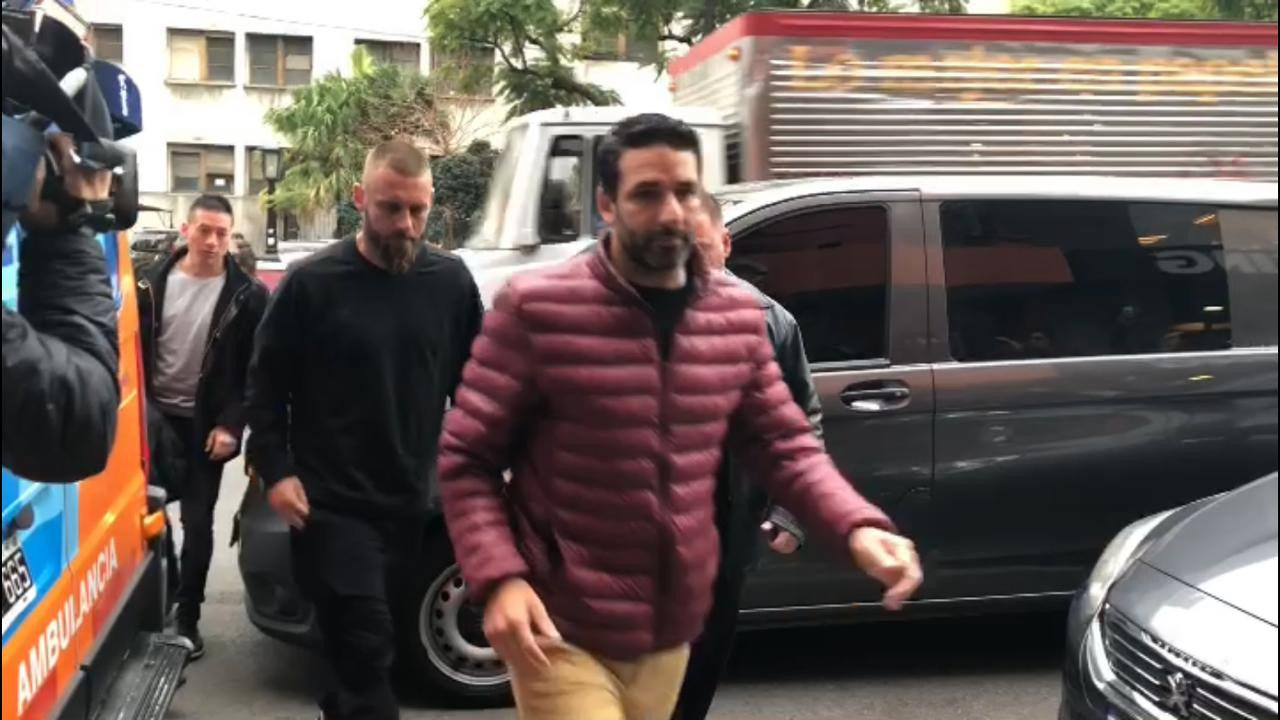 De_Rossi_arrivo_hotel_Boca.jpg