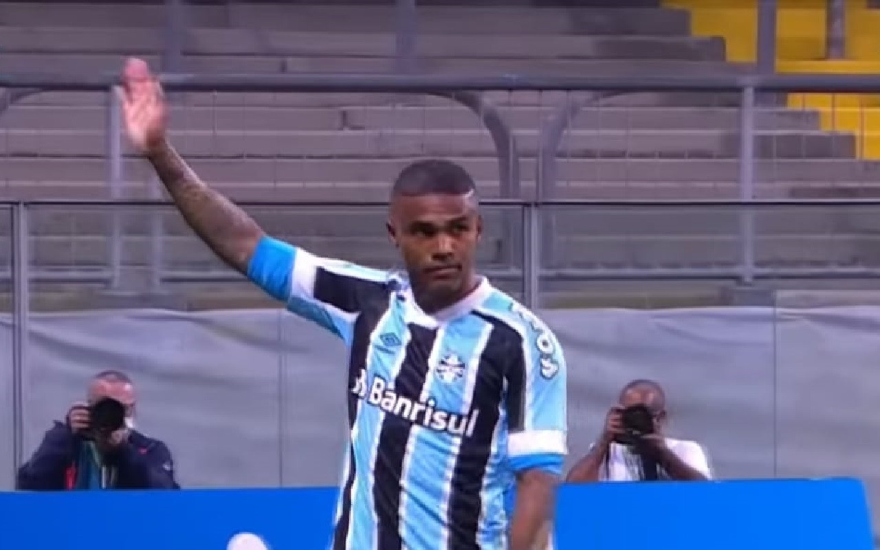 douglas_costa_gremio_screen1.jpeg