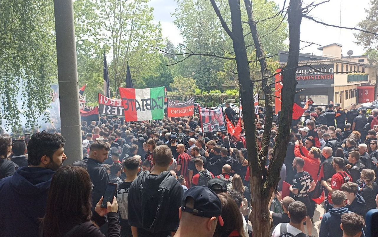 folla-tifosi-milan-milanello-gdm-gpo.jpg