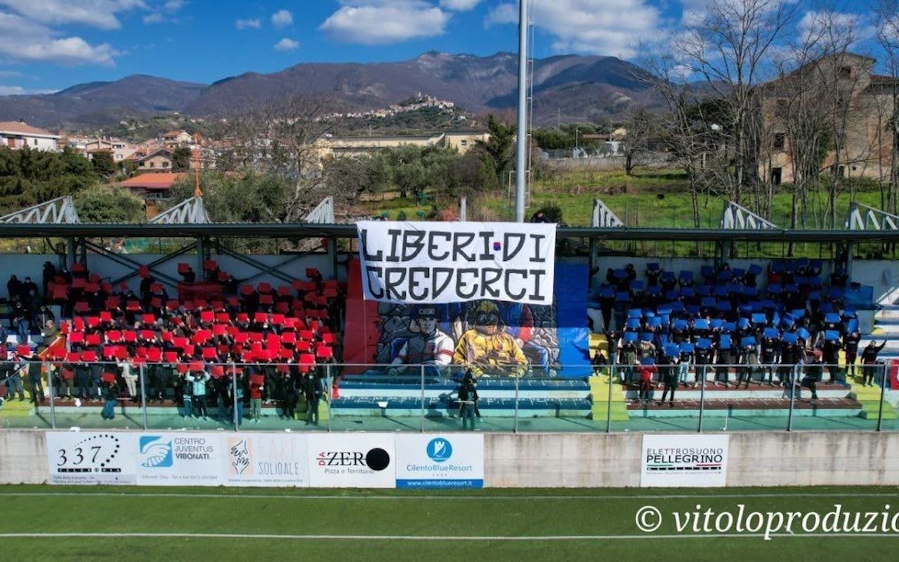 gelbison-coreografia-tifosi-ok-delfino-vitolo-gpo.jpg