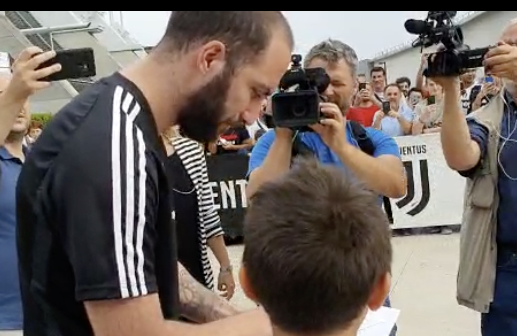 Higuain visite mediche juventus GDM.jpg