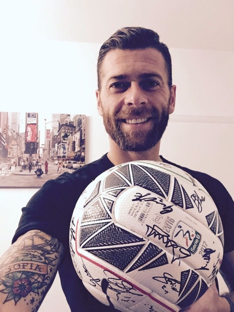 Antenucci ed il pallone della tripletta contro l'Avellino