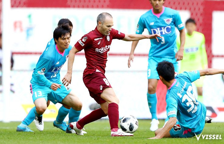 Iniesta_Vissel_Kobe.jpg