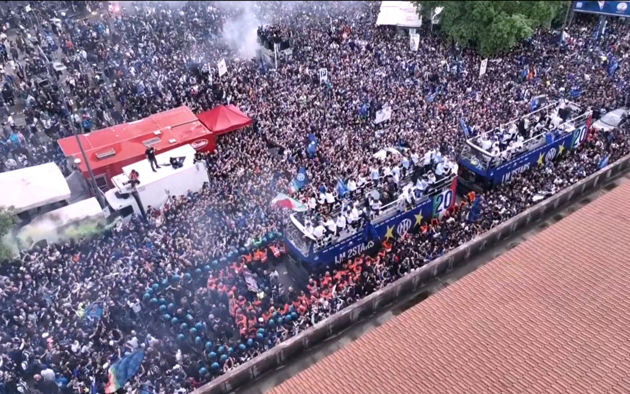 inter-pullman-festeggiamenti-tifosi-scudetto-screen-dazn.jpg