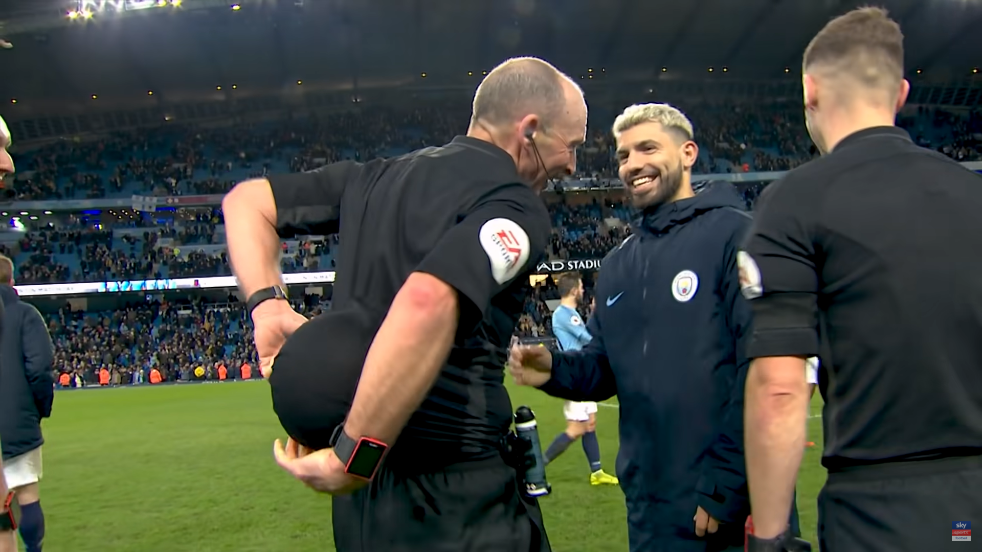 mike-dean-nasconde-la-palla-aguero-screen.png