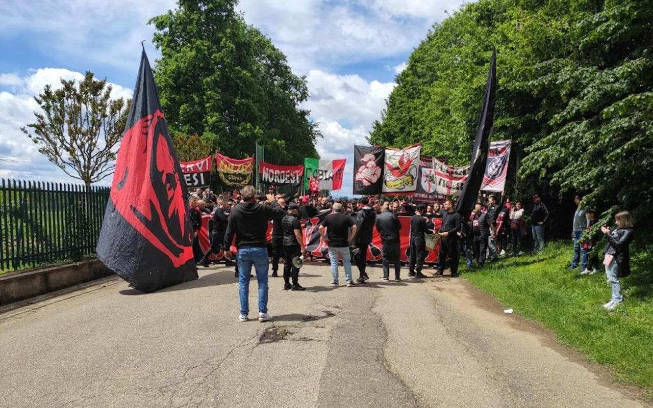 milanello-corteo-tifosi-milan-gdm-gpo.jpg