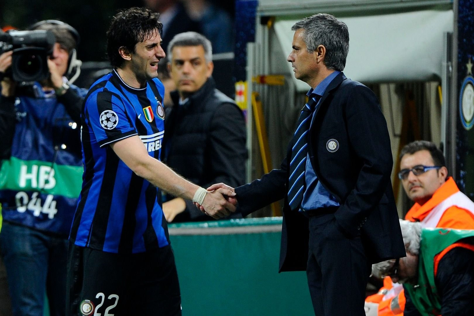 milito-mourinho_jl10379.jpg