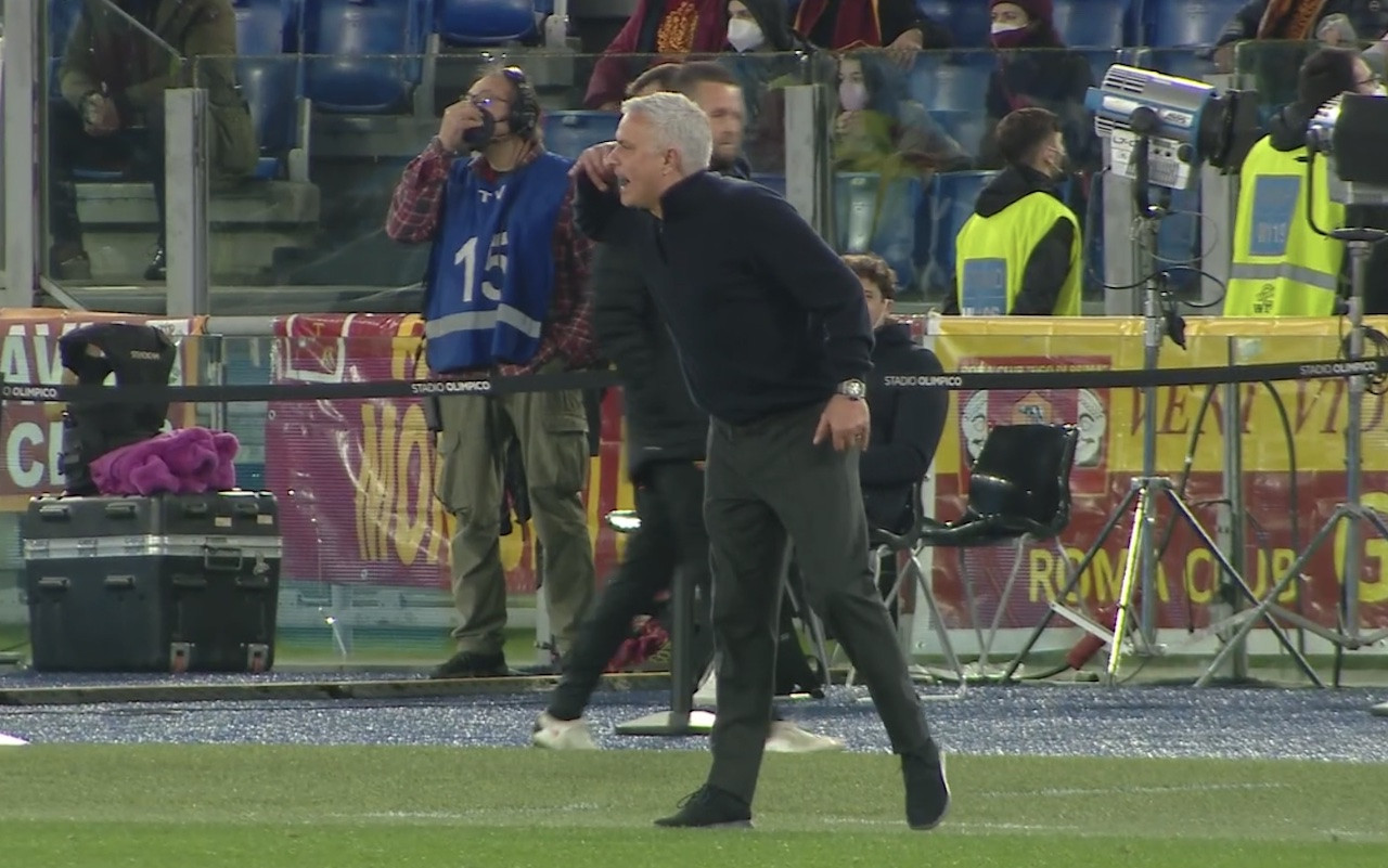 mourinho-roma-telefono-gesto-screen-gpo.jpg