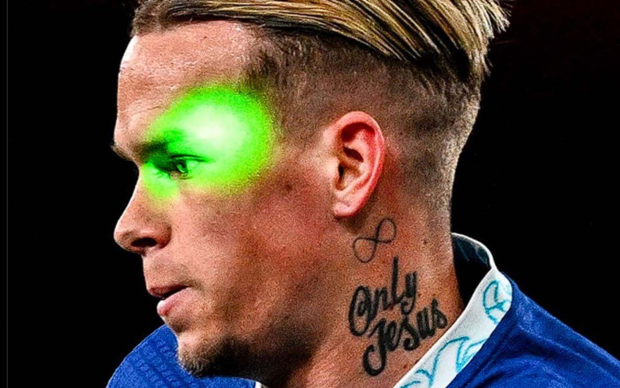 mudryk-chelsea-laser-screen.jpg