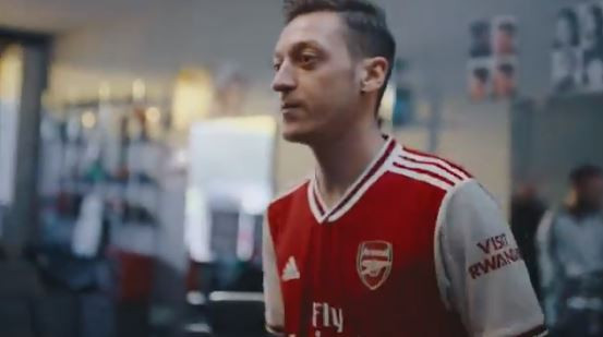 ozil_nuova_maglia_arsenal_screen.jpg