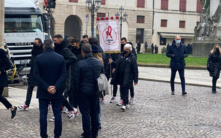 Rappresentanza_Vicenza_Funerali_Paolo_Rossi.jpg