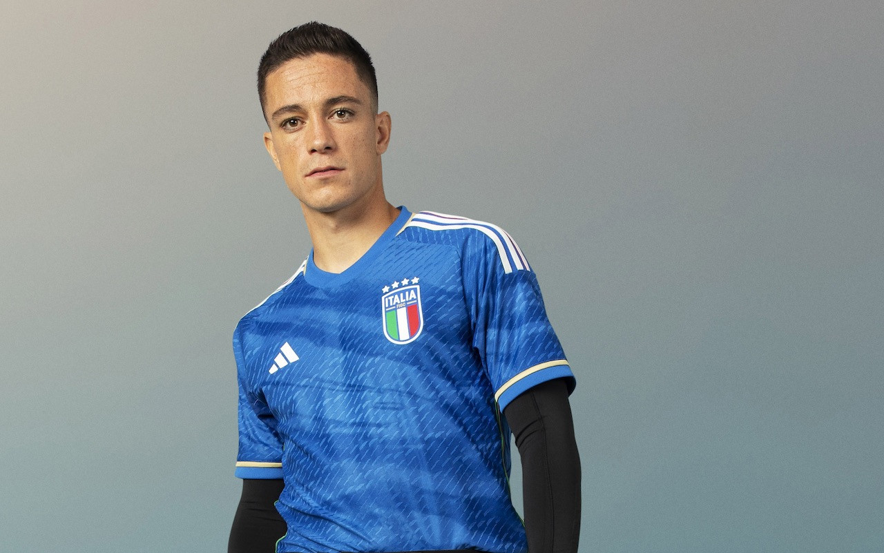 raspadori-italia-nuova-maglia-adidas-2023-ok-gpo.jpg