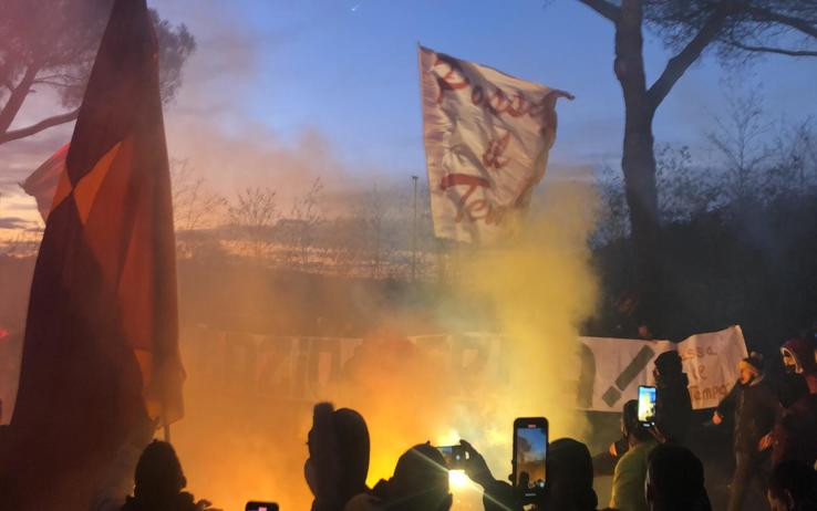 Roma_tifosi_a_trigoria.jpeg