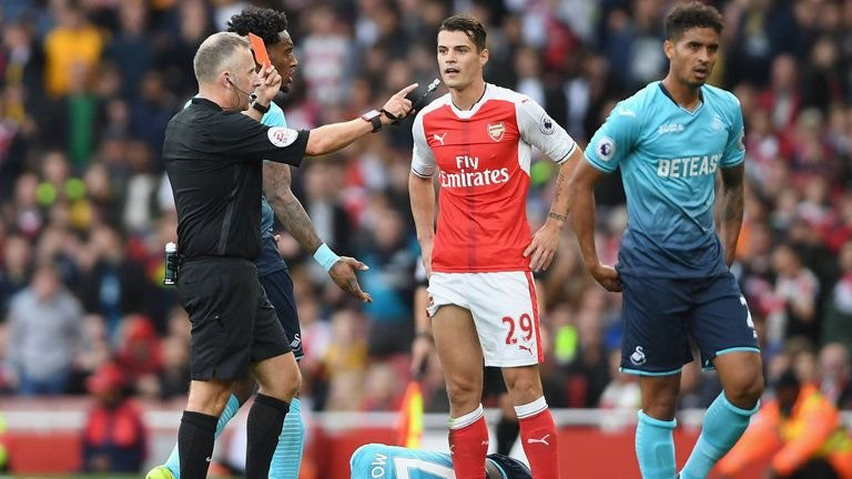 skysports-arsenal-swansea-granit-xhaka-red-card-sent-off-jonathan-moss_3809451.jpg