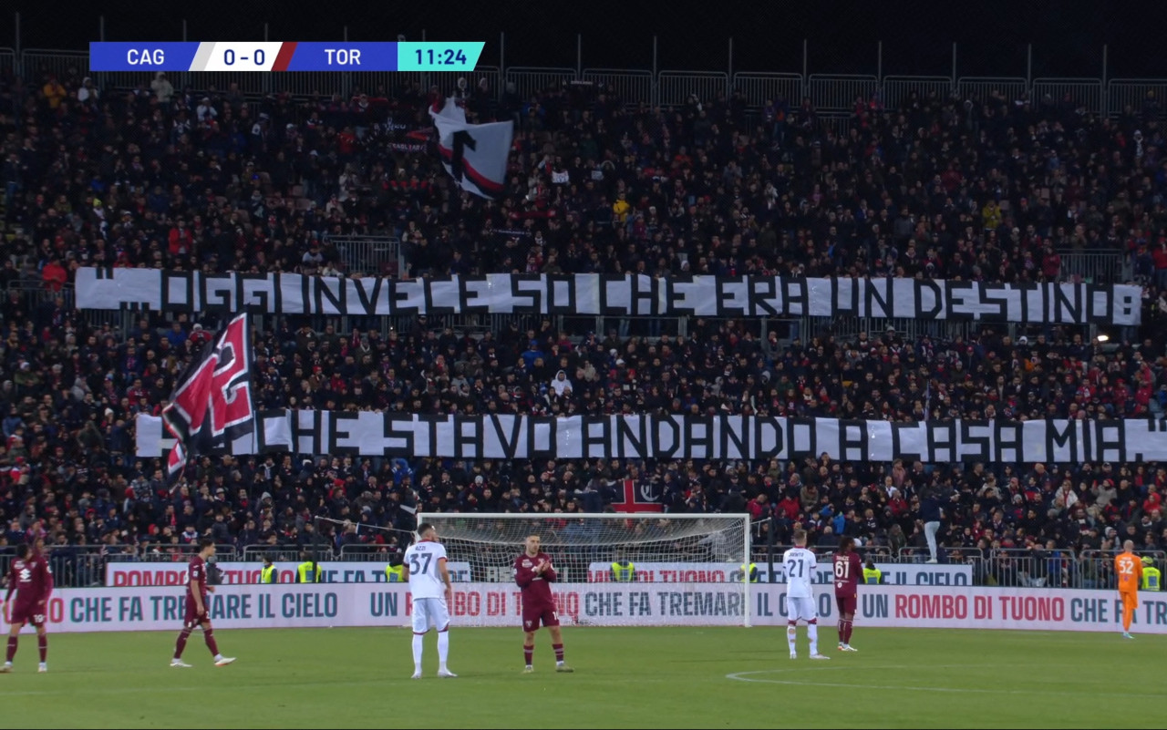 striscione-completo-cagliari-torino-gigi-riva-screen-dazn.jpg