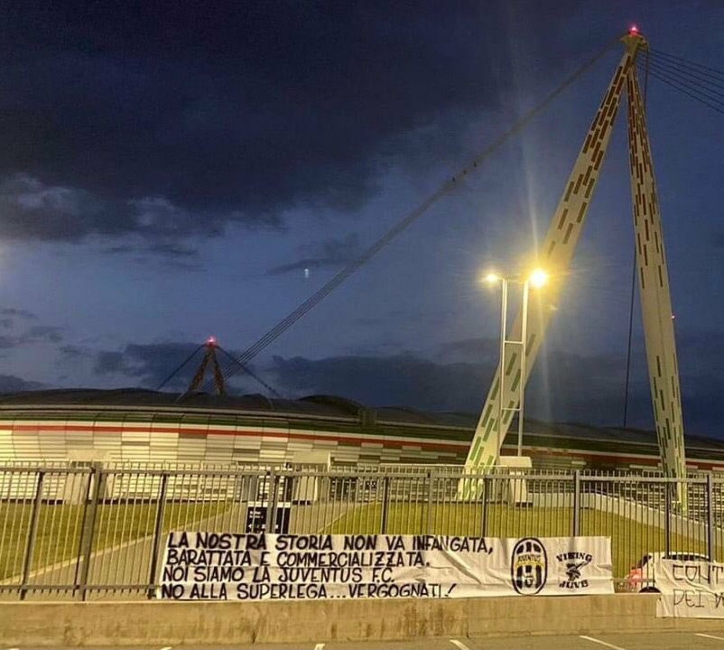 striscione-tifosi-juve-protesta-superlega.jpg