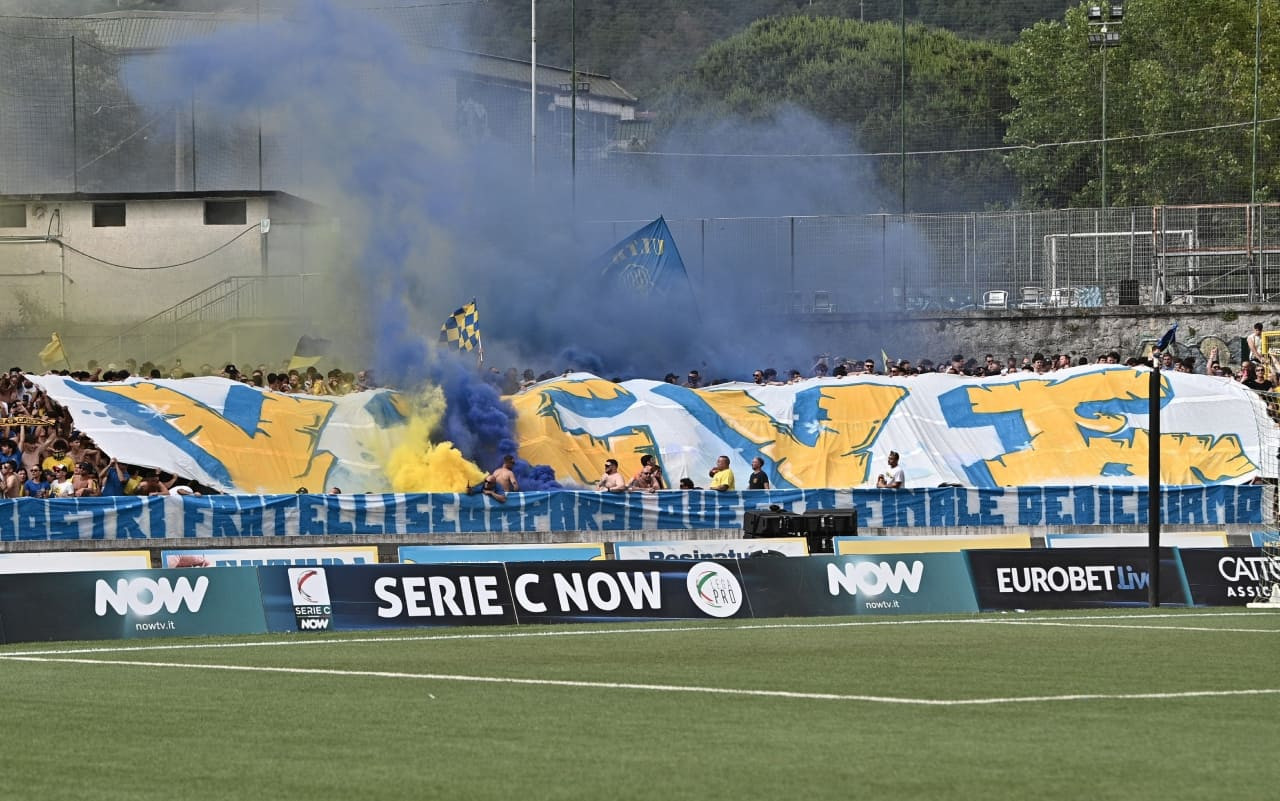 tifosi-carrarese-stadio-agency.jpg