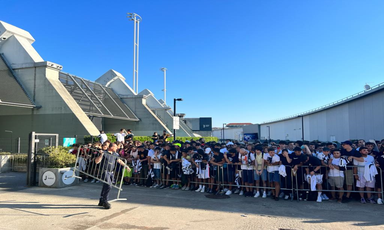 tifosi-juventus-pogba-j-medical-3.png