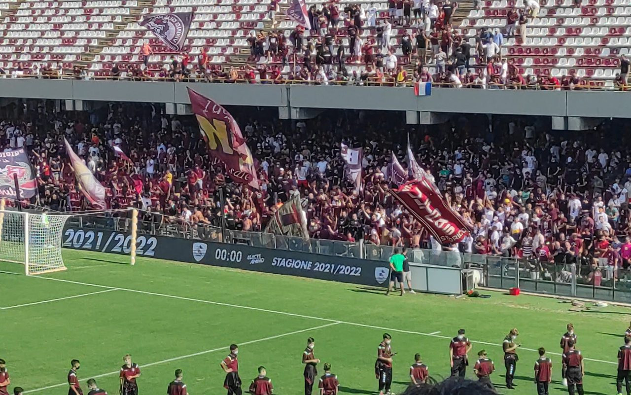 tifosi-salernitana-stadio-arechi-4-gdm-gpo.jpg