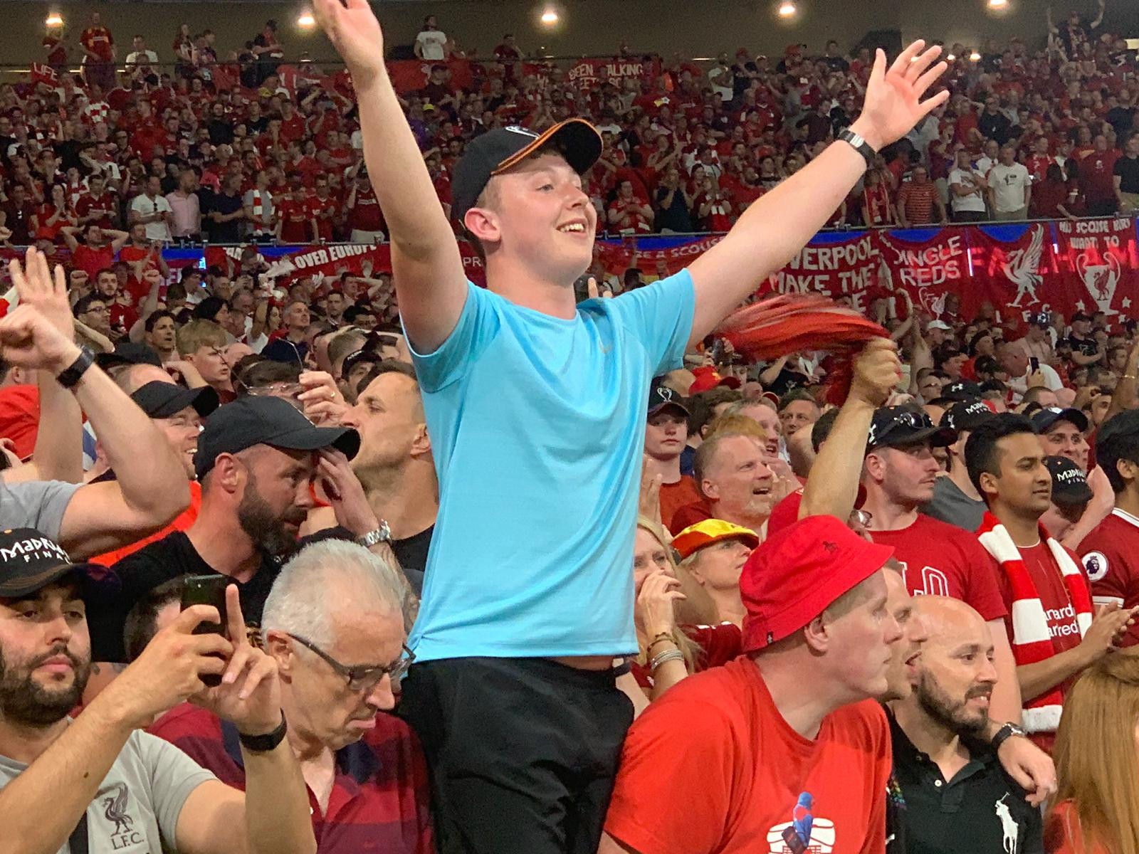 Tifosi Liverpool festa 10 GDM.jpg