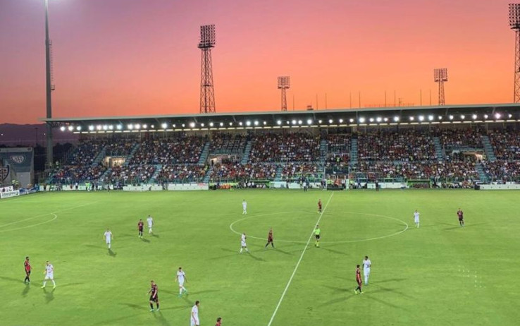 tifoso_cagliari_pisacane_stadio.jpg