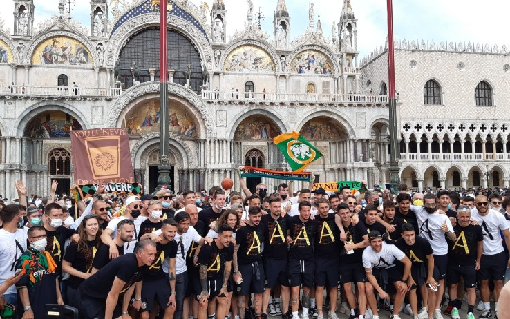 venezia-tifosi-festa-1-gdm.jpg