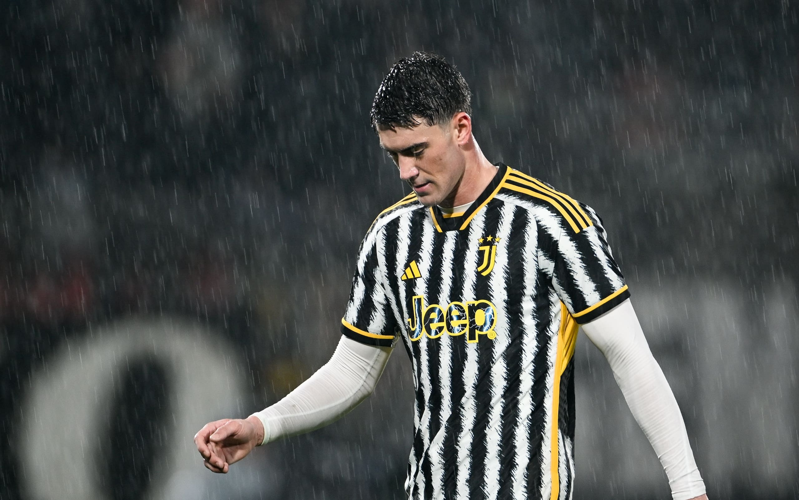 vlahovic-juve-triste-getty-gpo-min.jpg