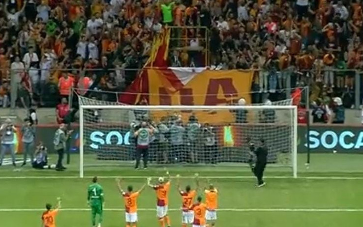 ziyech-galatasaray-tifosi-screen.jpg